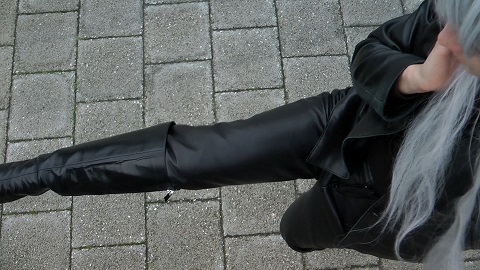 Cassy-girl-in-leather-gloves-black-leather-jacket
